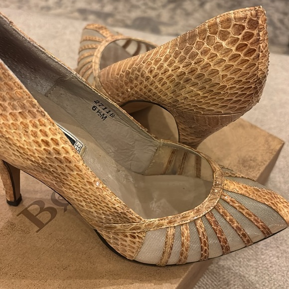 Beautiful Vintage J.Renee Snakeskin Heels - Picture 3 of 4